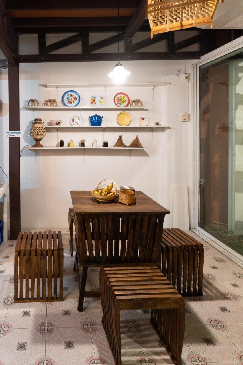 Past Tense Hostel Chiang Mai Bagian luar foto