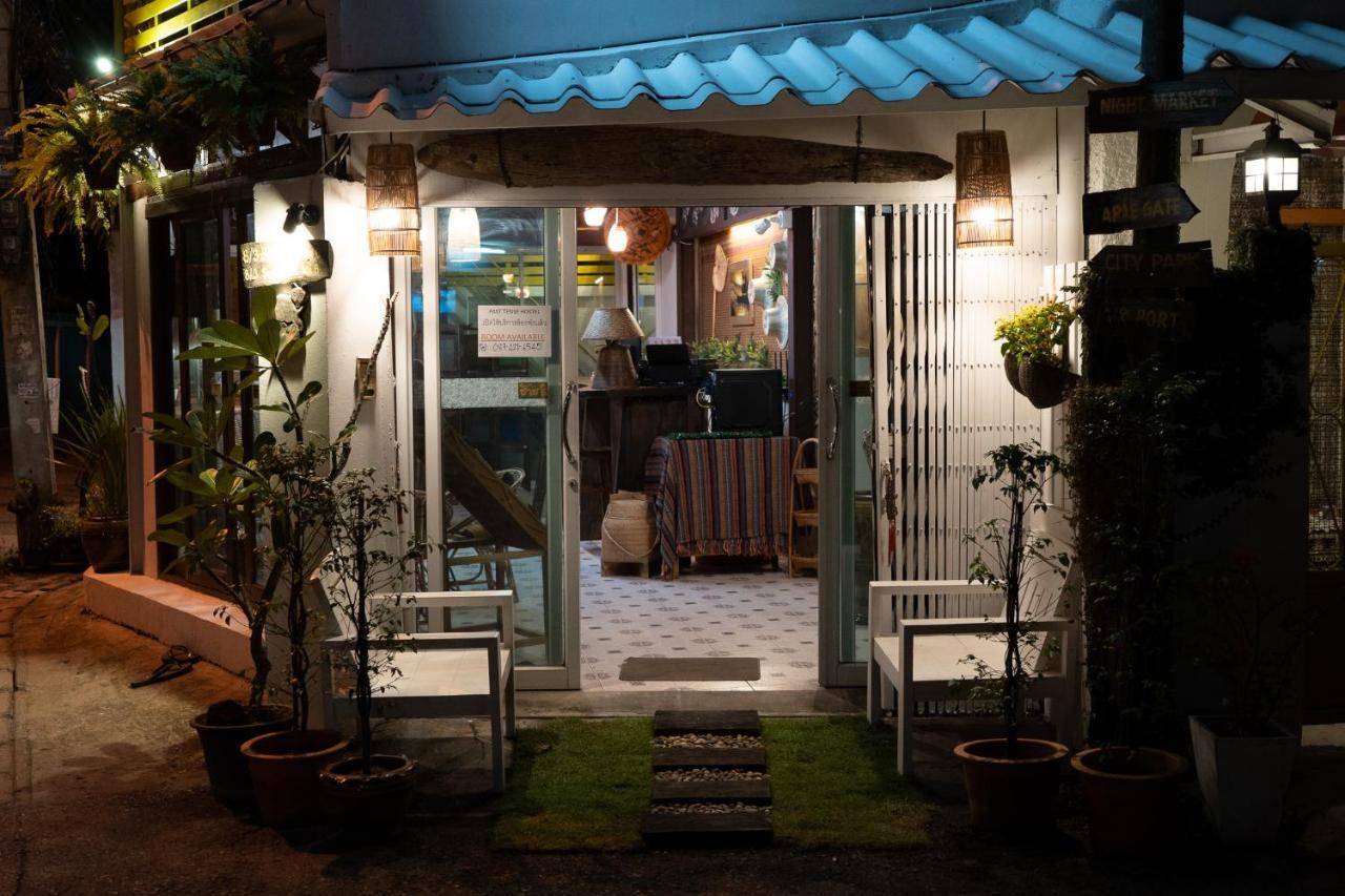 Past Tense Hostel Chiang Mai Bagian luar foto
