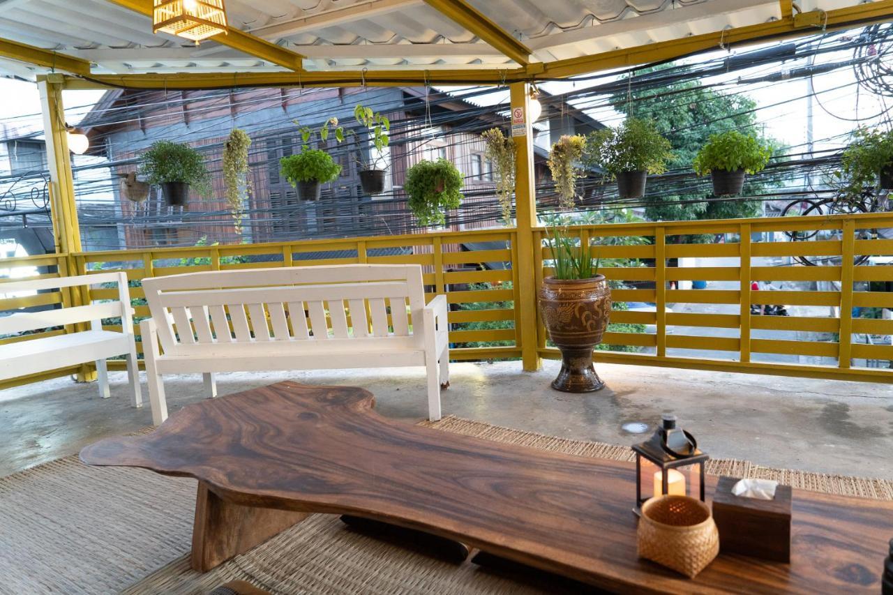 Past Tense Hostel Chiang Mai Bagian luar foto