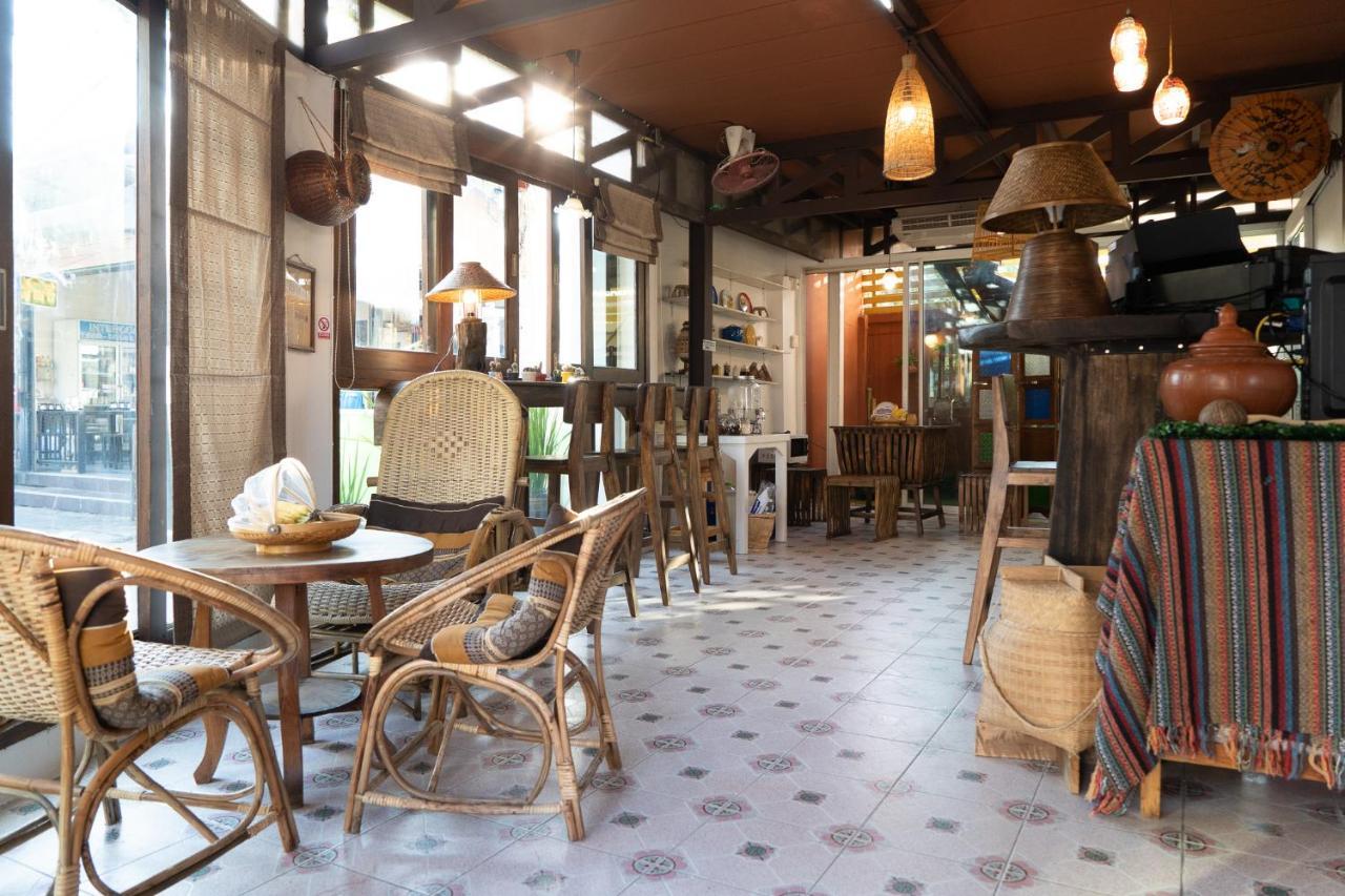 Past Tense Hostel Chiang Mai Bagian luar foto