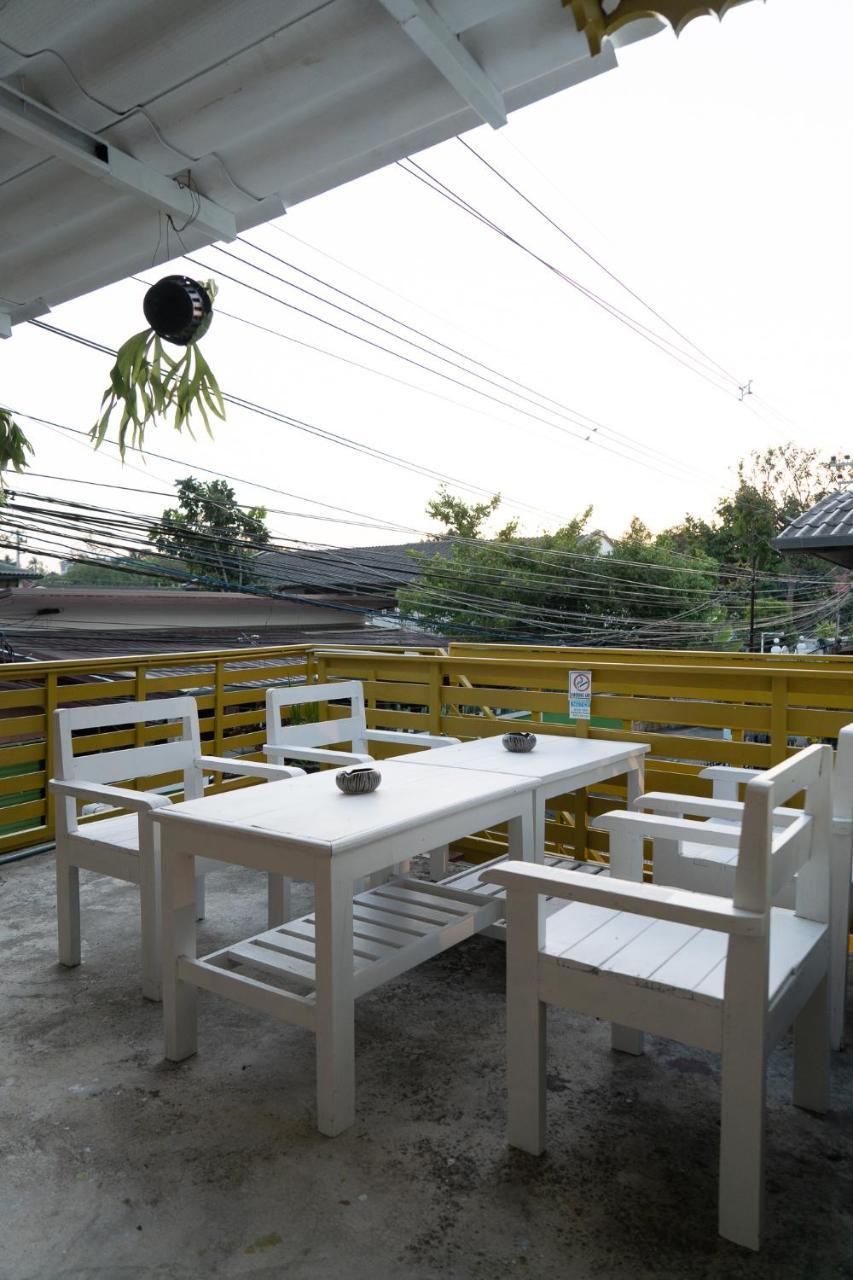 Past Tense Hostel Chiang Mai Bagian luar foto