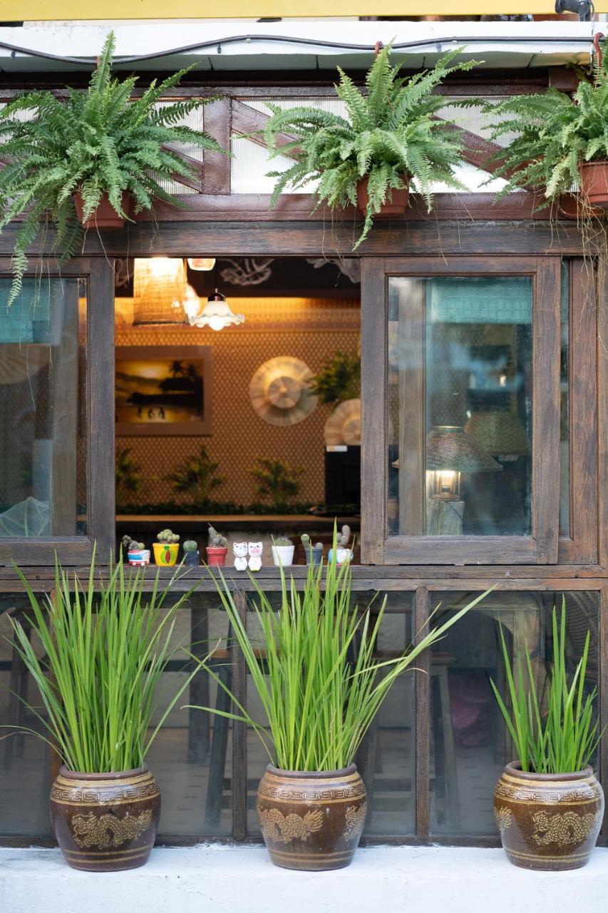 Past Tense Hostel Chiang Mai Bagian luar foto