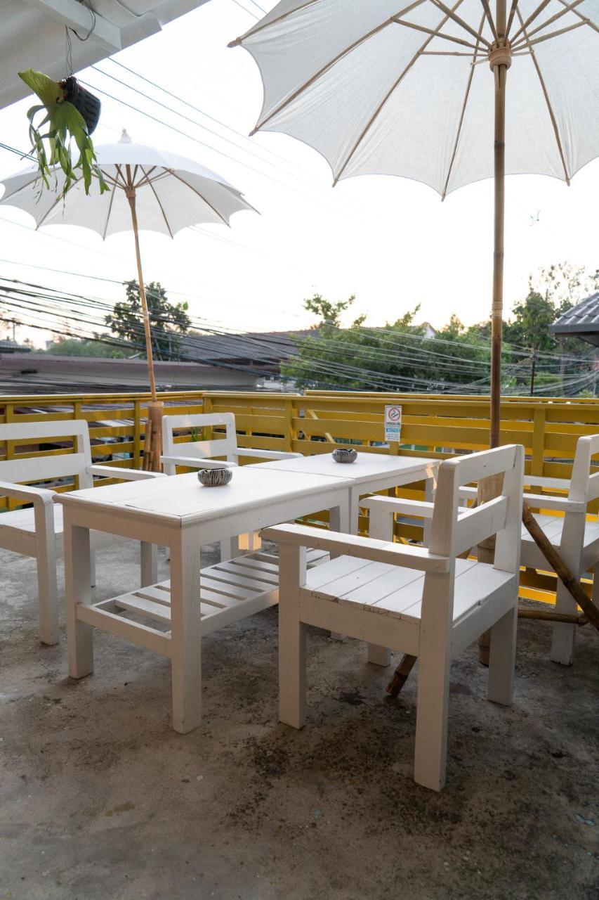 Past Tense Hostel Chiang Mai Bagian luar foto
