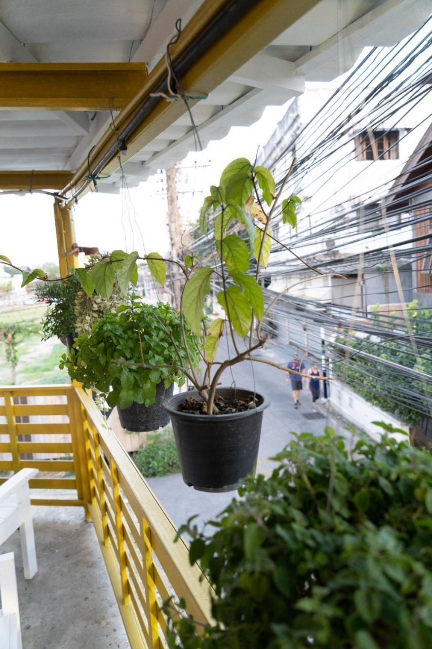 Past Tense Hostel Chiang Mai Bagian luar foto