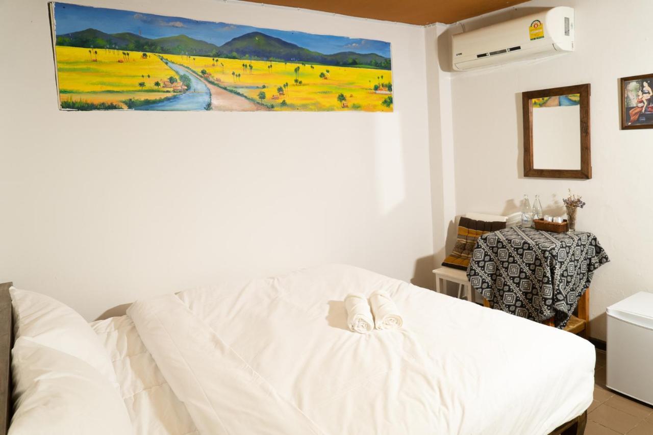 Past Tense Hostel Chiang Mai Bagian luar foto