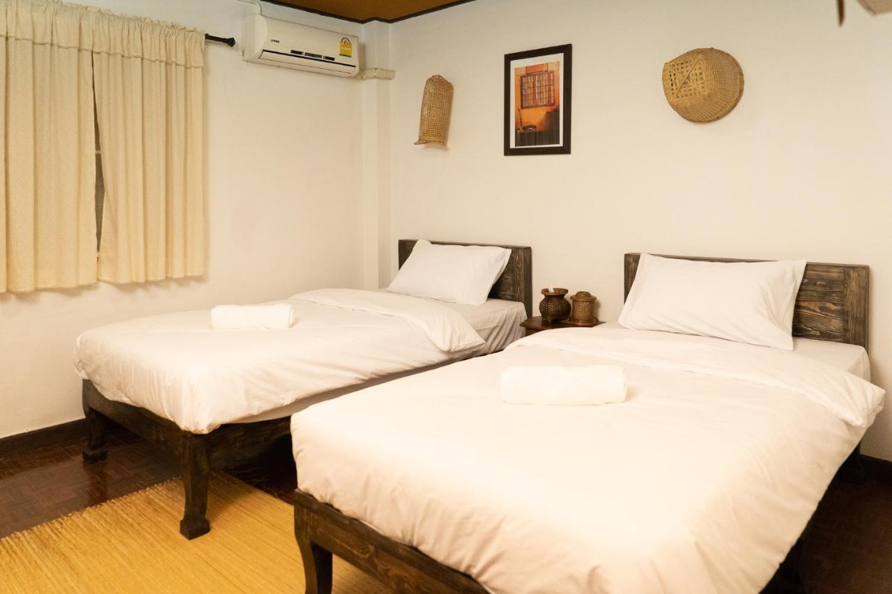 Past Tense Hostel Chiang Mai Bagian luar foto
