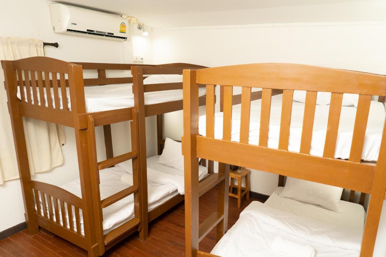Past Tense Hostel Chiang Mai Bagian luar foto
