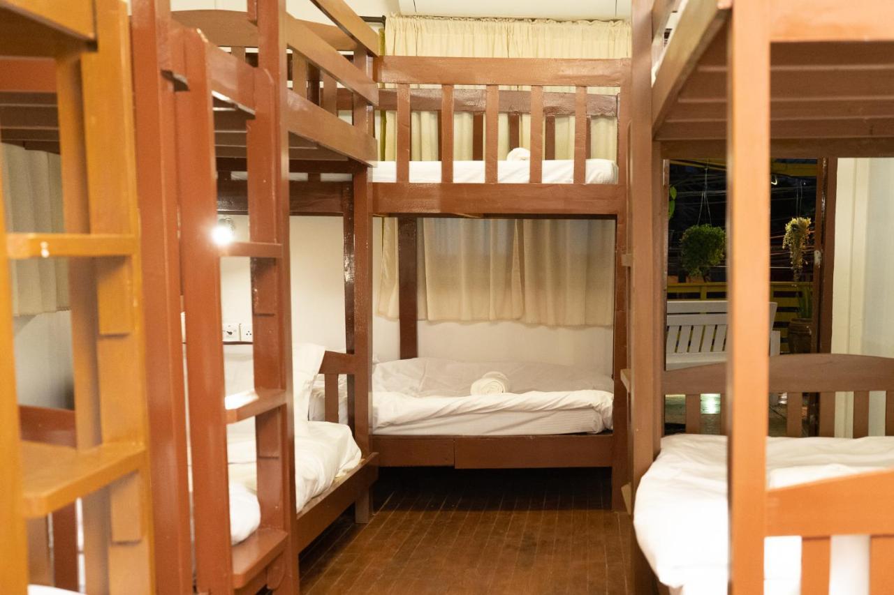 Past Tense Hostel Chiang Mai Bagian luar foto