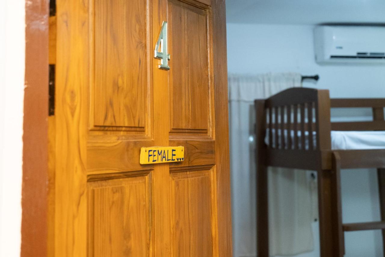 Past Tense Hostel Chiang Mai Bagian luar foto