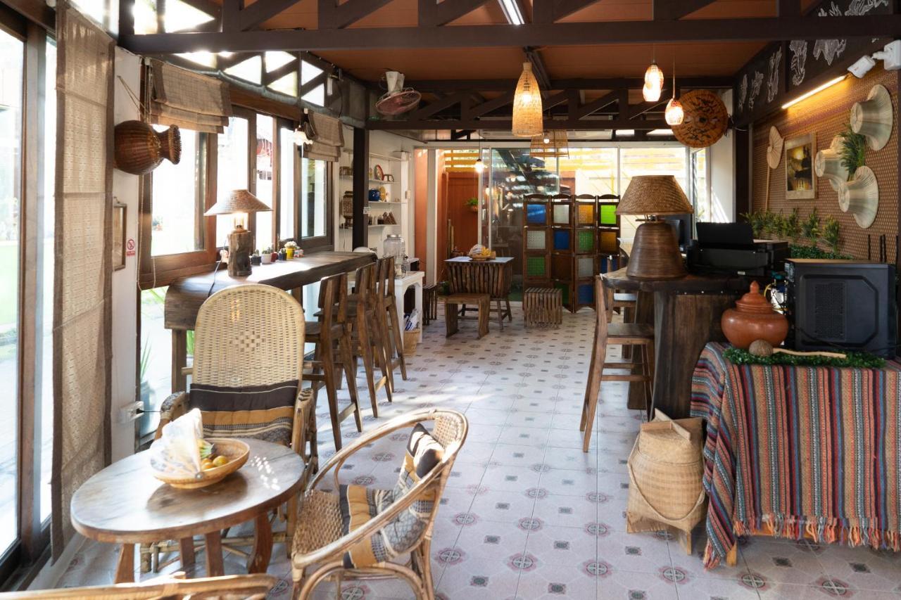 Past Tense Hostel Chiang Mai Bagian luar foto